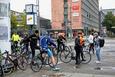 200 Teilnehmer setzen Zeichen bei internationaler Friedensfahrt - Am Karl- Marx- Monument an der Brückenstraße können sich Hobbyfahrer dem Peleton anschließen, um gemeinsam zum Ziel am Eissportkomplex zu fahren. Foto: Harry Härtel