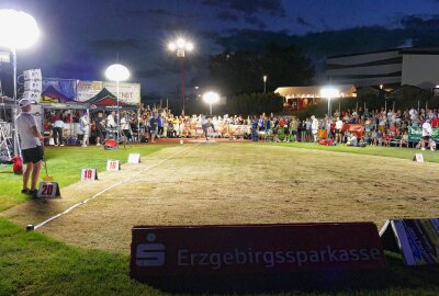 21. Thumer Werfertag bietet Spannung pur - Zum Abschluss bot sich den Männern beim Kugelstoßen ein einzigartiges Ambiente. Foto: Andreas Bauer