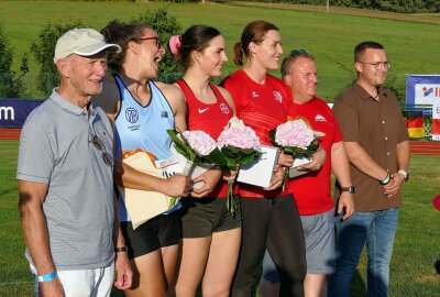 21. Thumer Werfertag bietet Spannung pur - Hier werden die besten Diskuswerferinnen des Meetings geehrt, angeführt von Siegerin Kristin Pudenz. Foto: Andreas Bauer