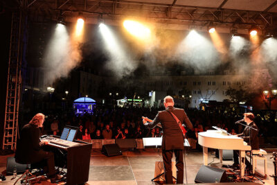 21. Zwickauer Stadtfest im August: Ein absolutes Highlight in der Schumannstadt - Impressionen vom Zwickauer Stadtfest 2023 - im Bild: Kornmarkt Zwickau - "Merci Cheri - Merci Udo" - eine Hommage an Udo Jürgens