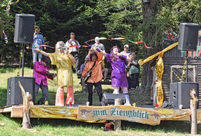 22. Wildbachfest: Schönste Ziege des Erzgebirges heißt Fränzi - Die Hirten gestalten eine Hütt-Parade, die Abba-Band tritt auf mit Fried, Ebs, Doreen und Sandy. Foto: Christof Heyden