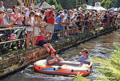 22. Wildbachfest: Schönste Ziege des Erzgebirges heißt Fränzi - Die Hirten gestalten eine Hütt-Parade, Doreen und René gestalten den Beitrag Er hat ein knallrotes Gummiboot - und schippern durch den Wassergraben. Foto: Christof Heyden