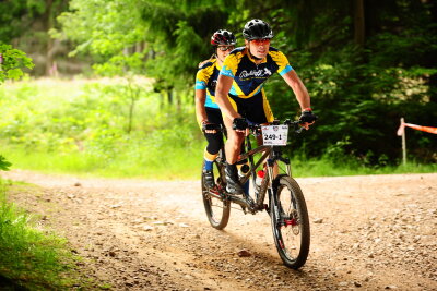 24 Stunden im Tandem-Sattel: Chemnitzer Duo trotzt Wurzeln, Wetter und Nacht beim Heavy24 - Das Heavy24 Radrennen am Stausee Rabenstein in Chemnitz - über 24 Stunden hinweg - ist für viele Mountainbiker ein absolutes Highlight im Jahr.