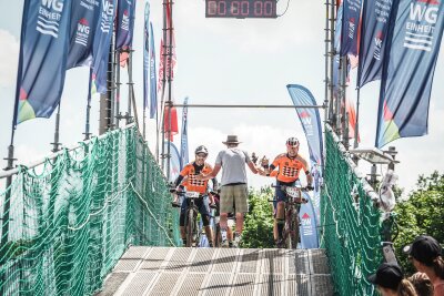 24 Stunden im Tandem-Sattel: Chemnitzer Duo trotzt Wurzeln, Wetter und Nacht beim Heavy24 - "Jeder kämpft für sich und doch ist keiner allein! Diese Verbindung zwischen den sonst fremden Menschen schafft nur der Sport."