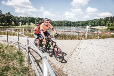 24 Stunden im Tandem-Sattel: Chemnitzer Duo trotzt Wurzeln, Wetter und Nacht beim Heavy24 - Das Adrenalin steigt enorm beim Hinlaufen zum Startpunkt und bis die erste Runde geschafft ist, hält die Anspannung an.