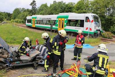 25 Verletzte: Katastrophenübung in Schönberg zeigt Horrorszenario - Horrorszenario: Ein PKW mit vier Personen prallt gegen einen Zug. Fotos: Simone Zeh