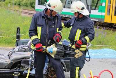 25 Verletzte: Katastrophenübung in Schönberg zeigt Horrorszenario - Horrorszenario: Ein PKW mit vier Personen prallt gegen einen Zug. Fotos: Simone Zeh