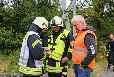 25 Verletzte: Katastrophenübung in Schönberg zeigt Horrorszenario - Horrorszenario: Ein PKW mit vier Personen prallt gegen einen Zug. Fotos: Simone Zeh