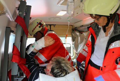 25 Verletzte: Katastrophenübung in Schönberg zeigt Horrorszenario - Blick in einen der Rettungswagen. Diese fuhren die "Verletzten" ins Klinikum. Foto: Simone Zeh