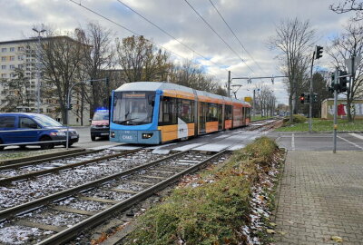 27-jähriger Fußgänger von Bahn erfasst: Einschränkungen im Schienenverkehr - Am Donnerstag ereignete sich gegen 9Uhr in Chemnitz, Dr. Salvador- Allende- Straße/ Stollberger Straße, ein schwerer Verkehrsunfall.