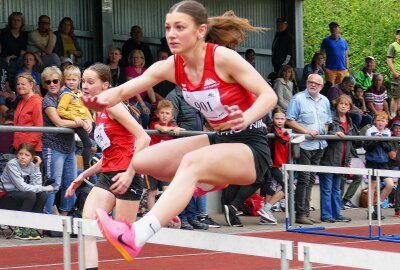 280 junge Leichtathleten zeigen beim 7. Erzgebirgsmeeting in Gelenau ihr Können - -In der W 14 gewann Rosa Charelne Tittmann vom LV 90 Erzgebirge Bronze über 80 Meter Hürden. Foto: Andreas Bauer