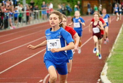 280 junge Leichtathleten zeigen beim 7. Erzgebirgsmeeting in Gelenau ihr Können - Für die jüngeren Teilnehmer stellte der 800-Meter-Lauf den Abschluss des Fünfkampfes dar. Foto: Andreas Bauer