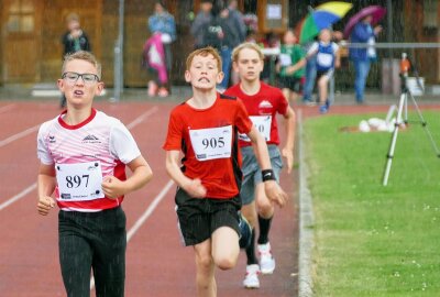 280 junge Leichtathleten zeigen beim 7. Erzgebirgsmeeting in Gelenau ihr Können - Am Ende war somit noch einmal die Kondition gefragt. Foto: Andreas Bauer