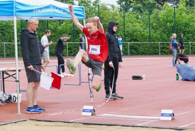 280 junge Leichtathleten zeigen beim 7. Erzgebirgsmeeting in Gelenau ihr Können - -LV-90-Starter Pascal Schneekluth landete im Weitsprung der M 14 auf Rang 4. Foto: Andreas Bauer