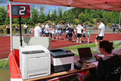 280 junge Leichtathleten zeigen beim 7. Erzgebirgsmeeting in Gelenau ihr Können - Dank der vielen Kampfrichter gab es einen reibungslosen Ablauf. Foto: Andreas Bauer