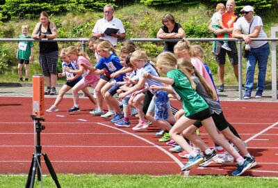 280 junge Leichtathleten zeigen beim 7. Erzgebirgsmeeting in Gelenau ihr Können - Am Start herrschte dichtes Gedränge. Foto: Andreas Bauer