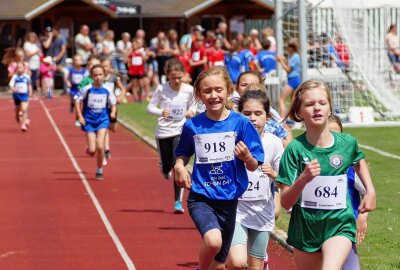 280 junge Leichtathleten zeigen beim 7. Erzgebirgsmeeting in Gelenau ihr Können - Auf der Tartanbahn gaben die Teilnehmer alles. Foto: Andreas Bauer