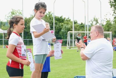 280 junge Leichtathleten zeigen beim 7. Erzgebirgsmeeting in Gelenau ihr Können - Lohn für die besten Starter waren Urkunden aus den Händen von LV-90-Präsident Knut Schreiter. Foto: Andreas Bauer