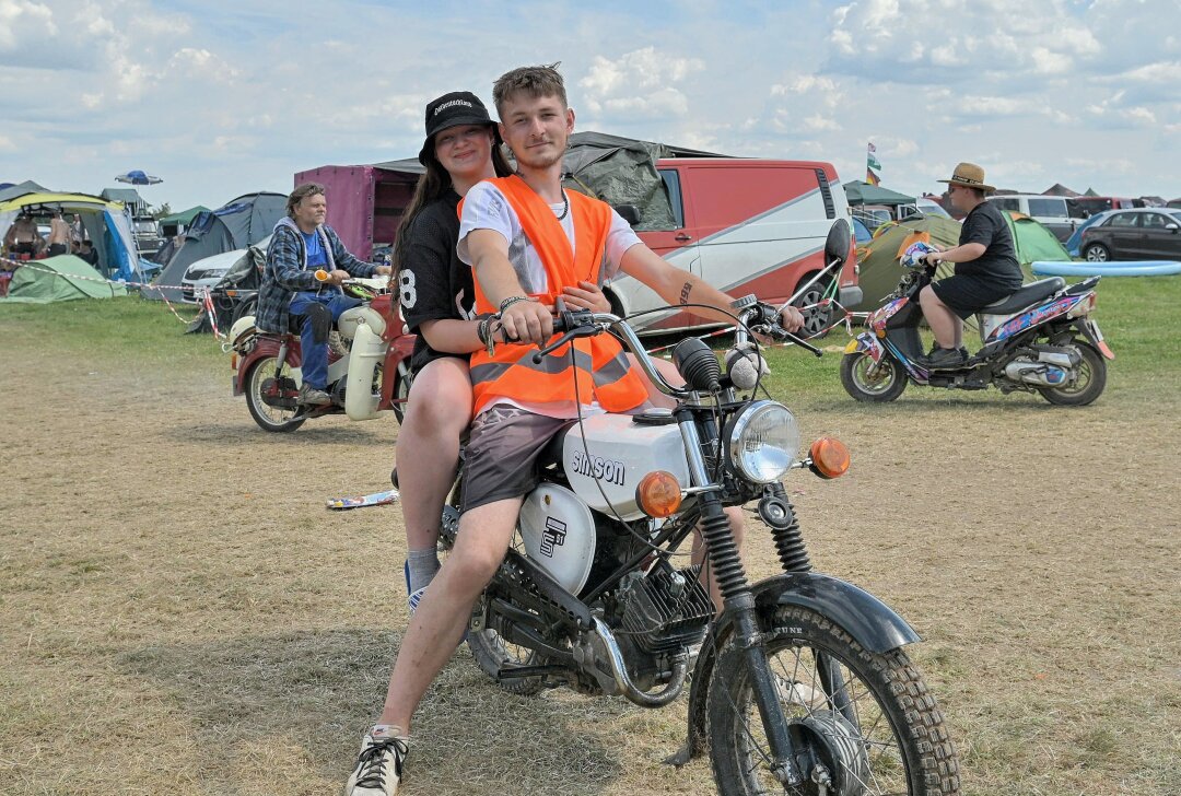 3.000 Camper bei Simson-Treffen in Zwickau: Jugend feiert den DDR-Kult - Jasmin Schneider (li.) und Jimmy Mangelsdorf aus Stollberg sind beim Simson-Treffen mit einer S51 E Baujahr 1988 unterwegs gewesen. Foto: Ramona Schwabe