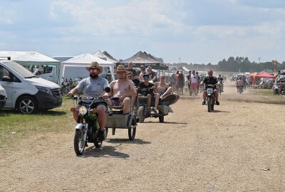 3.000 Camper bei Simson-Treffen in Zwickau: Jugend feiert den DDR-Kult - Beim Simson-Treffen in Zwickau ist richtig was los gewesen. Foto: Ramona Schwabe