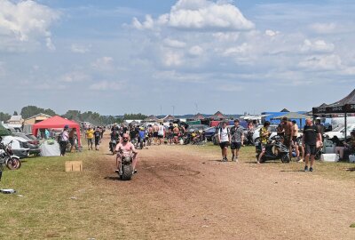 3.000 Camper bei Simson-Treffen in Zwickau: Jugend feiert den DDR-Kult - Beim Simson-Treffen in Zwickau ist richtig was los gewesen. Foto: Ramona Schwabe