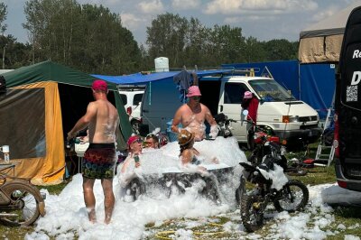 3.000 Camper bei Simson-Treffen in Zwickau: Jugend feiert den DDR-Kult - Impressionen vom Simsontreffen auf dem Flugplatzgelände in Zwickau.