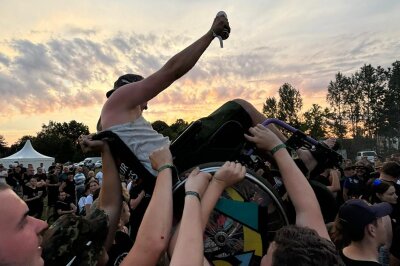 3.000 Camper bei Simson-Treffen in Zwickau: Jugend feiert den DDR-Kult - Impressionen vom Simsontreffen auf dem Flugplatzgelände in Zwickau.