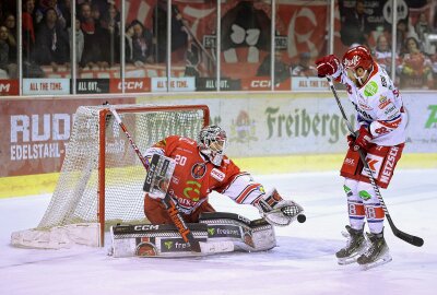 3:1! Eispiraten feiern Derbysieg gegen Selb - Christian Schneider im Piraten-Tor. Foto:Andreas Kretschel