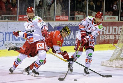 3:1! Eispiraten feiern Derbysieg gegen Selb - Goldhelm Colin Smith. Foto: Andreas Kretschel