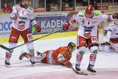 3:1! Eispiraten feiern Derbysieg gegen Selb - Goldhelm Colin Smith. Foto: Andreas Kretschel