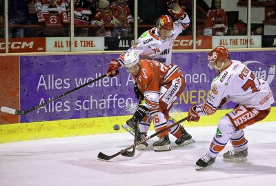 3:1! Eispiraten feiern Derbysieg gegen Selb - Justin Büsing. Foto: Andreas Kretschel