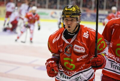 3:1! Eispiraten feiern Derbysieg gegen Selb - Das erlösende 2:1 durch Colin Smith. Foto: Andreas Kretschel