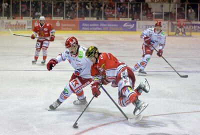 3:1! Eispiraten feiern Derbysieg gegen Selb - Goldhelm Colin Smith. Foto: Andreas Kretschel