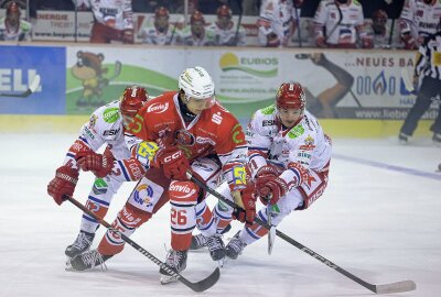 3:1! Eispiraten feiern Derbysieg gegen Selb - Lukas Wagner. Foto: Andreas Kretschel