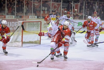 3:1! Eispiraten feiern Derbysieg gegen Selb - Scott Feser. Foto: Andreas Kretschel