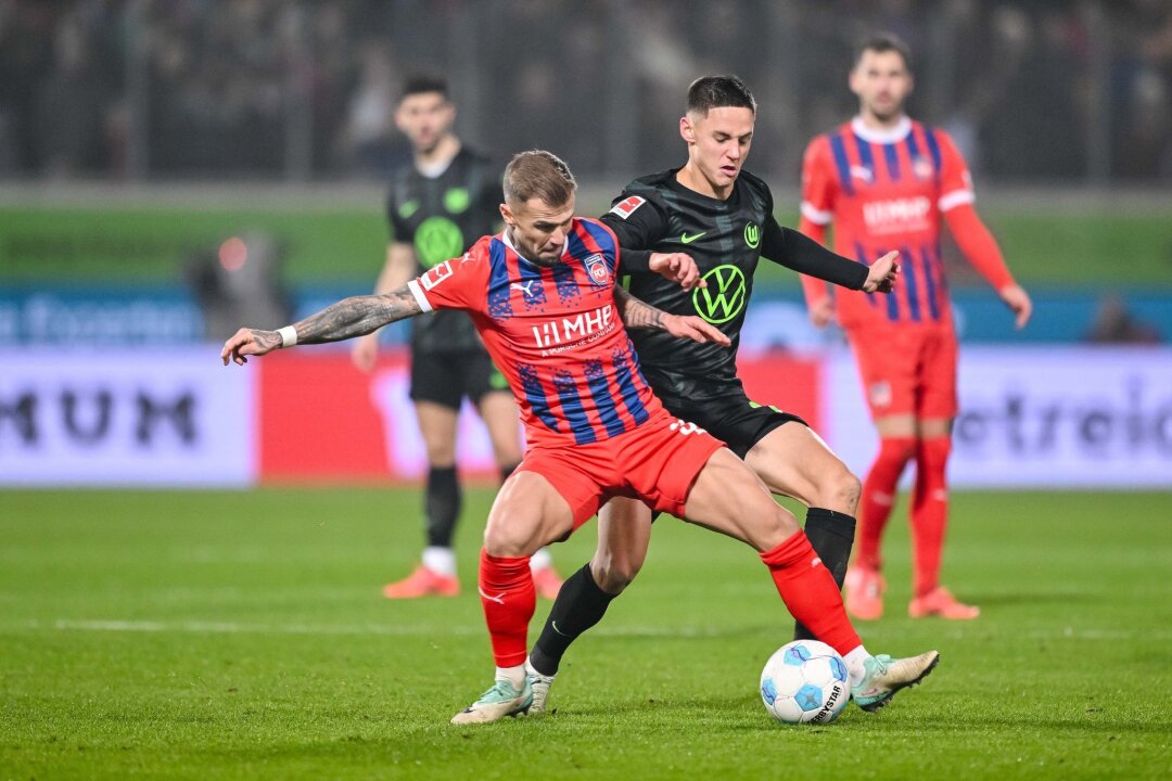 3:1 in Heidenheim: Wichtiger Sieg für Wolfsburg - Wolfsburgs Bence Dardai (r.) erzielte in Heidenheim sein erstes Saisontor.