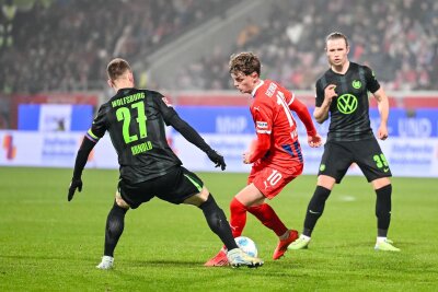 3:1 in Heidenheim: Wichtiger Sieg für Wolfsburg - Paul Wanner (M.) und der 1. FC Heidenheim geraten in der Bundesliga allmählich in Bedrängnis.