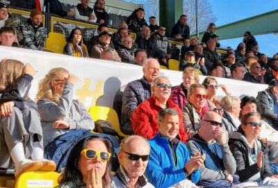 3.200 Zuschauer erleben 1:2-Niederlage des VFC Plauen gegen Erfurt - Hier gibt es Bildimpressionen vom Spiel Plauen gegen Erfurt. Foto: Karsten Repert 