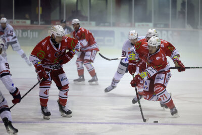 3:4 in der Overtime: Eispiraten starten mit knapper Niederlage - Trotz Aufholjagd haben die Eispiraten in der Overtime verloren.  Foto: Andreas Kretschel