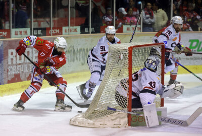 3:4 in der Overtime: Eispiraten starten mit knapper Niederlage - 3.915 Zuschauer waren zum ersten Spiel im Sahnpark. Foto: Andreas Kretschel