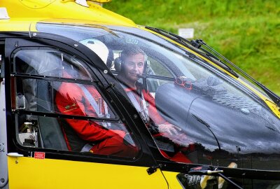 3. Bergretter-Fantag in Ramsau: Fans aus ganz Europa erwartet - Schauspieler Michael Dörfler im Cockpit. Foto: Maik Bohn/Archiv