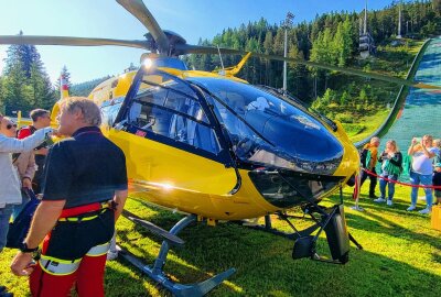 3. Bergretter-Fantag in Ramsau: Fans aus ganz Europa erwartet - Bergretter-Fans besichtigen den Heli. Foto: Maik Bohn/Archiv