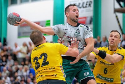 3. Bundesliga: Oberlosa präsentiert am Donnerstag den Fans das Team - Letzte Saison standen sich Oberlosa (gelb-scharz) und Freiberg in der Mitteldeutschen Handballoberliga gegenüber. Foto: Oliver Orgs / Pressebüro Repert