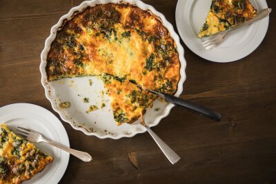 3 Diäten mit Ernährungsplan im Experten-Check - Spinatquiche kommt bei der fettreichen Keto-Diät auf den Tisch.