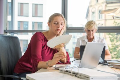 3 effektive Strategien gegen Hitze im Büro - Die Leistungsfähigkeit kann bei hohen Temperaturen leiden.