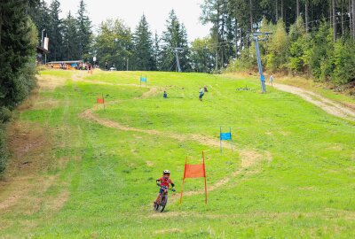 3. Mountainbike-Riesenslalom im Skigebiet Kegelberg-Erlbach - Blick auf Start und den ersten Abfahrtshang, wo Gustav Hof (Bike Bande Jössnitz) in dieser Szene unterwegs ist. Foto: Johannes Schmidt