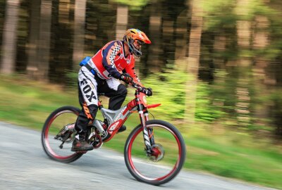 3. Mountainbike-Riesenslalom im Skigebiet Kegelberg-Erlbach - Hans-Jürgen Wurlitzer (Pro Bike Team Oelsnitz) aufgenommen während dem 3. MTB Riesenslalom im Skigebiet Kegelberg-Erlbach. Foto: Johannes Schmidt