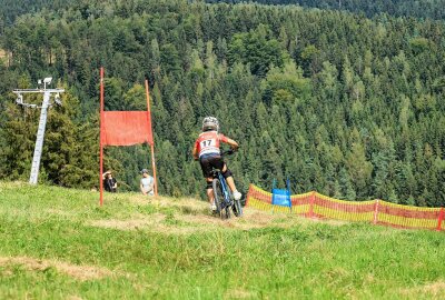 3. Mountainbike-Riesenslalom im Skigebiet Kegelberg-Erlbach - Bela Neidhardt (SC Schöneck) aufgenommen während dem 3. MTB Riesenslalom im Skigebiet Kegelberg-Erlbach. Foto: Johannes Schmidt