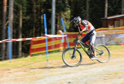 3. Mountainbike-Riesenslalom im Skigebiet Kegelberg-Erlbach - René Muck (Vereinslos) passiert hier erfolgreich den Kreisel und muss nur noch wenige Tore passieren um ins Ziel zu kommen. Foto: Johannes Schmidt