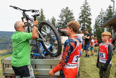 3. Mountainbike-Riesenslalom im Skigebiet Kegelberg-Erlbach - Die Fahrräder wurden immer im Tal auf einen Anhänger verladen und per Pistenraupe zum Start gefahren. Foto: Johannes Schmidt